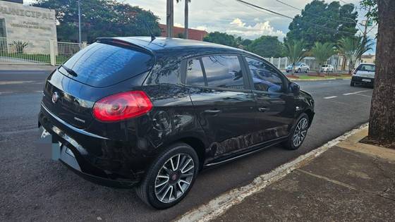 FIAT BRAVO 1.8 ESSENCE 16V FLEX 4P AUTOMATIZADO FIAT BRAVO 1.8 ESSENCE 16V FLEX 4P AUTOMATIZADO